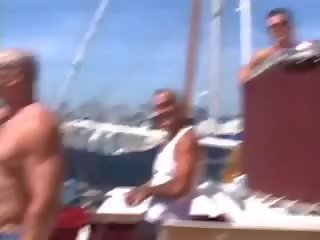 Carmen hayes geneukt op een boot