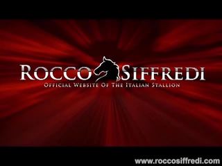 Rocco siffredi: ekscentriskas brunete izpaužas sasitu līdz a melnas stud