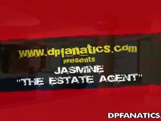 Dp fanatics: viehättävä estate agentti imee kaksi kukot