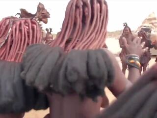 אפריקנית himba נשים לִרְקוֹד ו - נדנדה שלהם saggy פטמות סביב