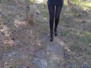 Walking bär en svart klänning strumpbyxor och klackar: xxx filma c8