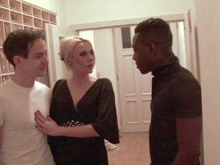 Full-blown Wife Fucks with a Black Man to Fuck Her Hardcore