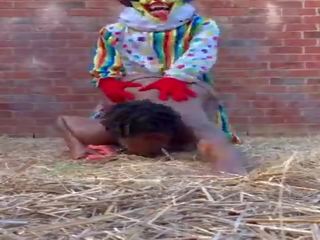 Gibby la payaso folla negrita en un granero