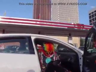 Succosa tee prende scopata da gibby il clown su un occupato autostrada durante corsa ora