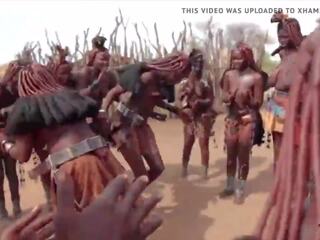 非洲人 himba 女 舞蹈 和 摇摆 他们的 下垂 奶 周围