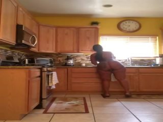 Solo cherokee besar punggung membersih dapur telanjang