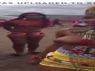 חזה גדול דָרוֹם אפריקנית בנות singing ו - רוקדים ללא חולצה